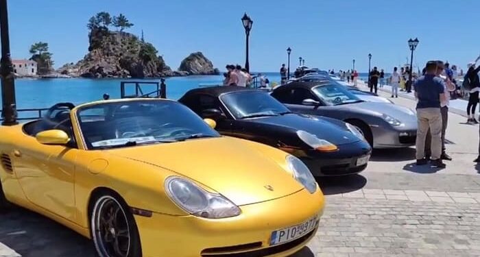 Δεκάδες Porsche στο γραφικό λιμανάκι της Πάργας